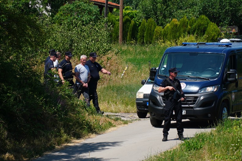 OSUMNJIČENI ZA UBISTVO MALE DANKE U BANJSKOM POLJU Dovedeni sa lisicama na rukama zbog rekonstrukcije događaja (FOTO)