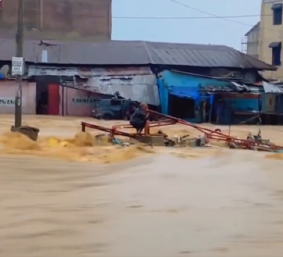 STRAVIČNE POPLAVE ODNELE 77 ŽIVOTA Voda nosi sve pred sobom, više od 100 ljudi se vodi kao nestalo u Kongu (FOTO/VIDEO)