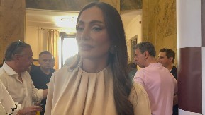 EMINA JAHOVIĆ STIGLA U BEOGRAD, SUZE SAME IDU Pevačica zbog gubitka slomljena od bola: "Dugujem mu mnogo"
