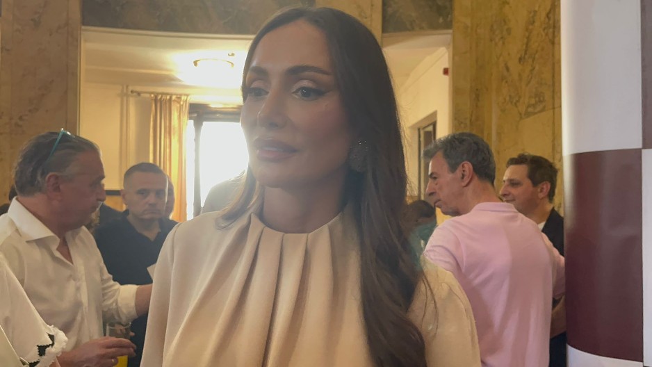 EMINA JAHOVIĆ STIGLA U BEOGRAD, SUZE SAME IDU Pevačica zbog gubitka slomljena od bola: "Dugujem mu mnogo"