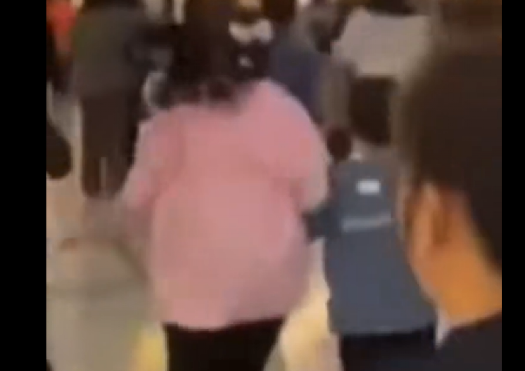 LJUDI IZBEZUMLJENI BEŽE PO TRŽNOM CENTRU! Stravične scene iz Katara tokom napada Irana! (VIDEO)