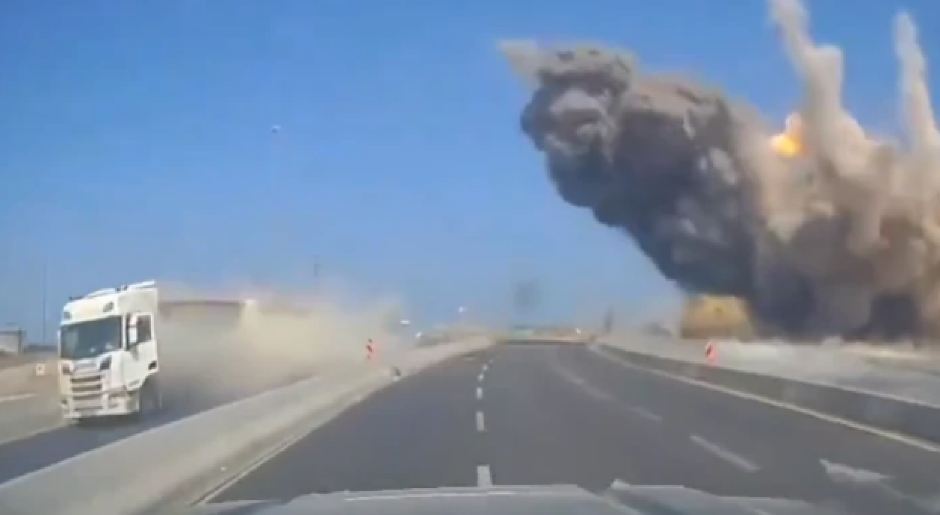 RAKETA UDARILA U AUTOPUT, IZBEGLI SMRT ZA DLAKU! Kamera uhvatila trenutak iranskog napada! (VIDEO)