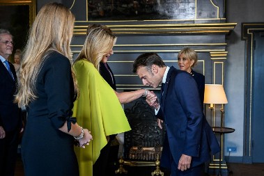 MAKRON LJUBI RUKU, ZELENSKI NE SME DA JE POGLEDA Najmoćniji lideri sveta u senci JEDNE ŽENE na samitu NATO-a u Hagu (FOTO)