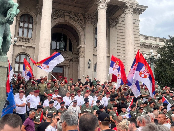 RATNI VETERANI STIGLI ISPRED SKUPŠTINE Vijore se srpske zastave pred književno popodne u Beogradu (FOTO/VIDEO)