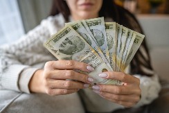 JEDNOJ GRUPI GRAĐANA STIŽE 400 € BEZ PODNOŠENJA ZAHTEVA! Mnogo Srba živi u ovoj zemlji, evo kako da dođete do novca