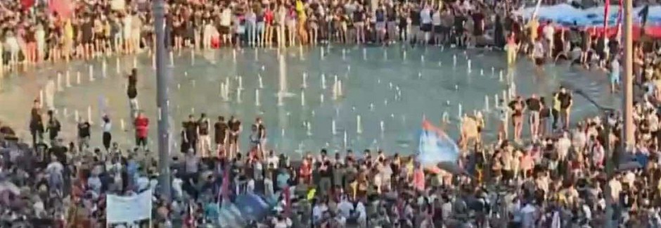 SRAMOTNE SCENE I SKANDALOZAN PERFORMANS! Blokaderi stoje u fontani tokom odavanja pošte žrtvama iz Novog Sada VIDEO