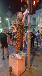 OVO BI DA VODI SRBIJU?! Jašu semafore, penju se na autobuse i uznemiravaju narod: Ovo je pravo lice blokadera! (FOTO)