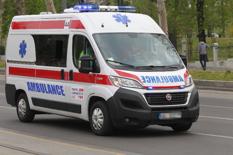 BICIKLISTA POKOSIO DEVOJČICU (11) U NIŠU Dete ima teške povrede glave, hitno prevezeno u bolnicu