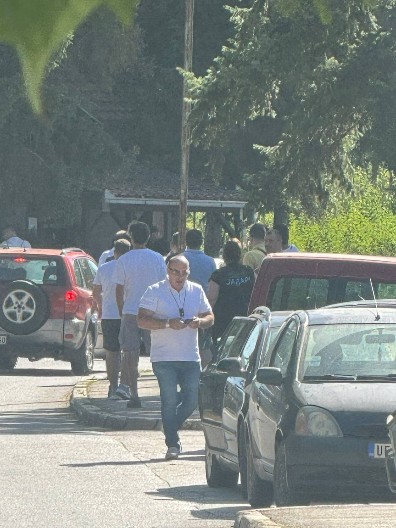 OVAKO BLOKADERI ZAMIŠLJAJU IZBORE! Pritisci, vređanje i stranačka obeležja preko puta biračkog mesta u Kosjeriću! (FOTO)