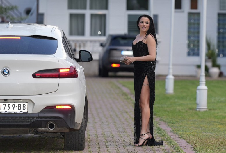 ZVERKA IZ POPULARNE SERIJE ČESTITAO NAŠOJ PEVAČICI ROĐENDAN: "Vrediš milion dolara, mala"