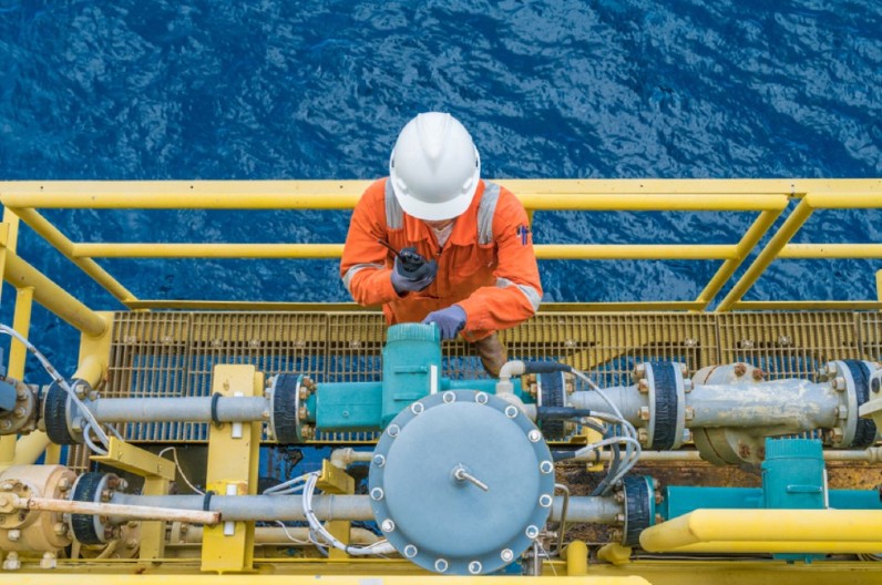 TRAGEDIJA, IMA MRTVIH Prevrnuo se brod za vađenje nafte