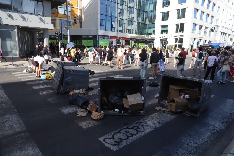 GRAĐANI PORUČILI BLOKADERIMA: U Londonu za pokušaj blokade odoše u zatvor na četiri godine, zloupotrebljavate decu, uskoro će narod da vas bije po ulicama! (VIDEO)