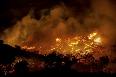 OGROMAN POŽAR ZAHVATIO OMILJENO LETOVALIŠTE SRBA Stižu dramatični snimci iz Grčke (FOTO/VIDEO)