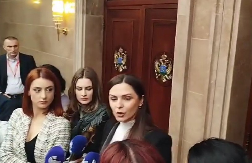 "KOMŠIJA IZ BIJELOG POLJA" POSLAO OTVORENO PISMO POSLANICI PES-a: Puna su vam usta podrške blokaderima u Srbiji, a protestne cipele u CG vas nikad nisu žuljale