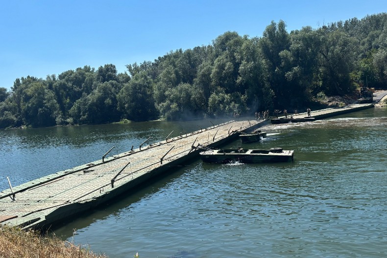 VOJSKA SRBIJE U POKRETU! Postavljen pontonski most preko Velike Morave