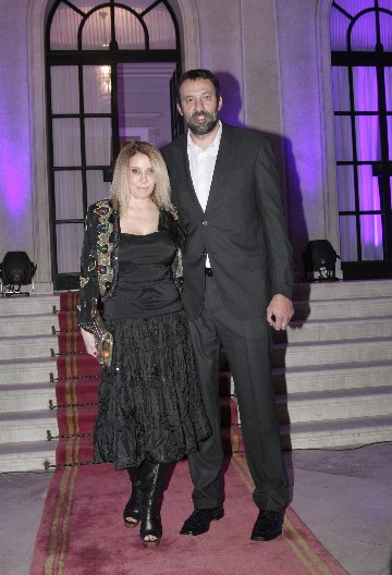 EMOTIVNI TRENUTAK VLADE DIVCA I NJEGOVE ŽENE! Supruga ga ne pušta iz zagrljaja, svi su uočili jedan detalj