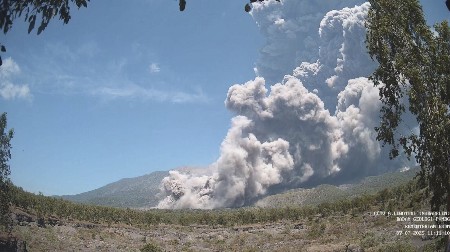 ERUPTIRAO VULKAN Izbacio pepeo više od 18 kilometara u vis, prekrivena sela (FOTO)