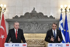 MICOTAKISU STIGLA SUMNJIVA POŠILJKA IZ RUSIJE SA BELIM PRAHOM Skandal ispred Parlamenta, cela zemlja na nogama