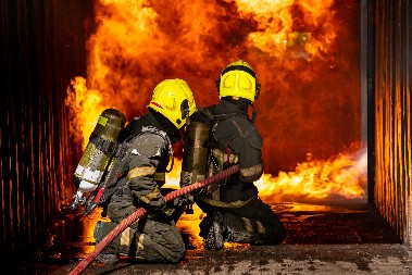 BUKNUO POŽAR U NOVOM SADU! Stanari zgrade evakuisani, muškarac se nagutao dima