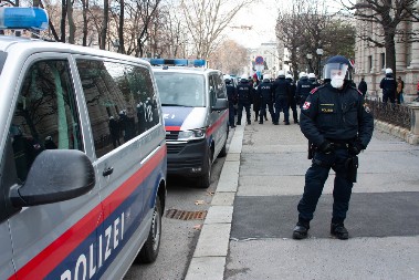 U BEČU ZAPLENJENO 300 KILA KANABISA, UHAPŠEN I SRBIN SA DROGOM VREDNOM MILION I PO EVRA! Narkotike tovarili na pijaci!