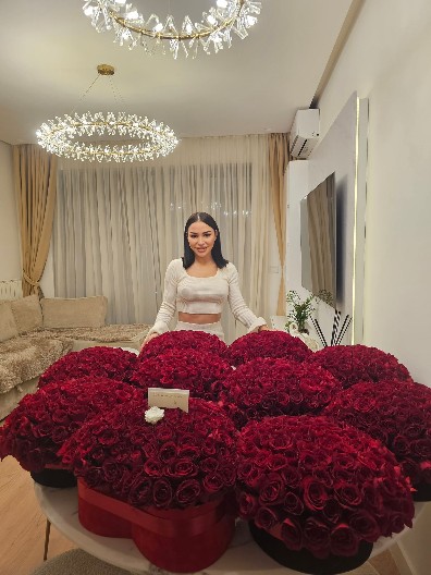 ALEKSANDRA MLADENOVIĆ U PROVIDNOJ ČIPKI! Duboki razrez ostavio bez daha, muškarci u transu (FOTO)