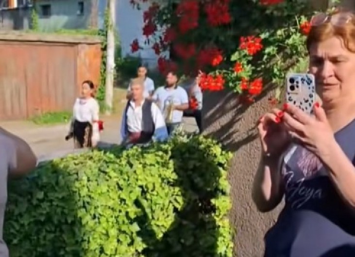 VIRALNI SNIMAK SA SVADBE IZ SMEDEREVA RASPLAKAO SRBIJU Napravili scenu za pamćenje kao iz ''Zone Zamfirove!'' (VIDEO)