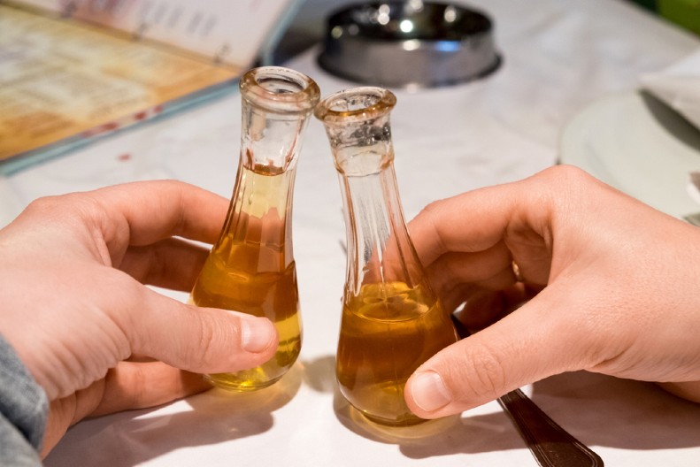 VIC DANA Dolazi tip u kafanu i naručuje 3 rakije...