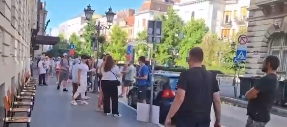 DESETAK ZGUBIDANA DOŠLO DA MALTRETIRA STUDENTE: Prvo jedan "tužni" performans, a onda kreće lumpovanje do zore! (VIDEO)