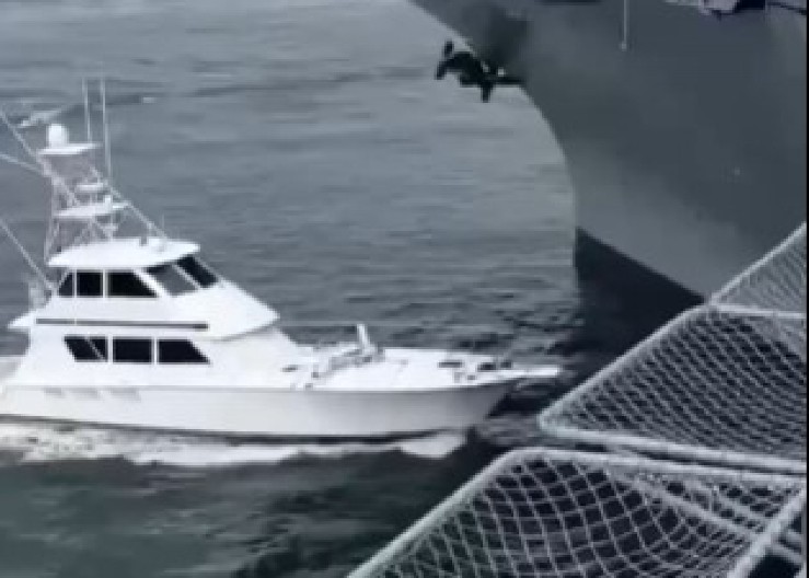 KAPETAN LUKSUZNE JAHTE PIJAN UDARIO U NOSAČ AVIONA Sve zabeleženo kamerama (VIDEO)