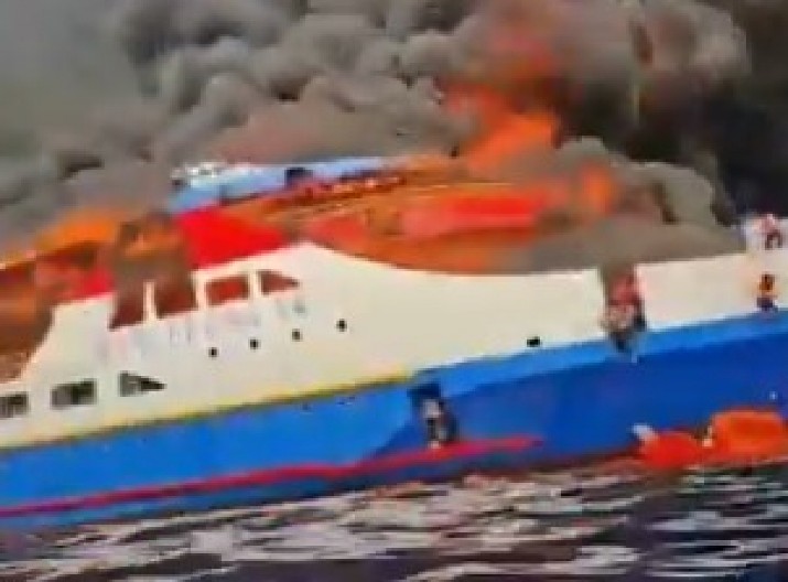 UZNEMIRUJUĆE SCENE, LJUDI SKAČU SA ZAPALJENOG BRODA Dim i vatra šire se neverovatnom brzinom