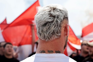 TETOVAŽA NA ĆIRILICI RASPAMETILA "DELIJE" Ovaj detalj mnogi nisu primetili: Evo šta piše na vratu Marka Arnautovića