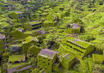 JEZIVO ILI PRELEPO? Selo koje je progutala priroda deluje nestvarno (VIDEO)