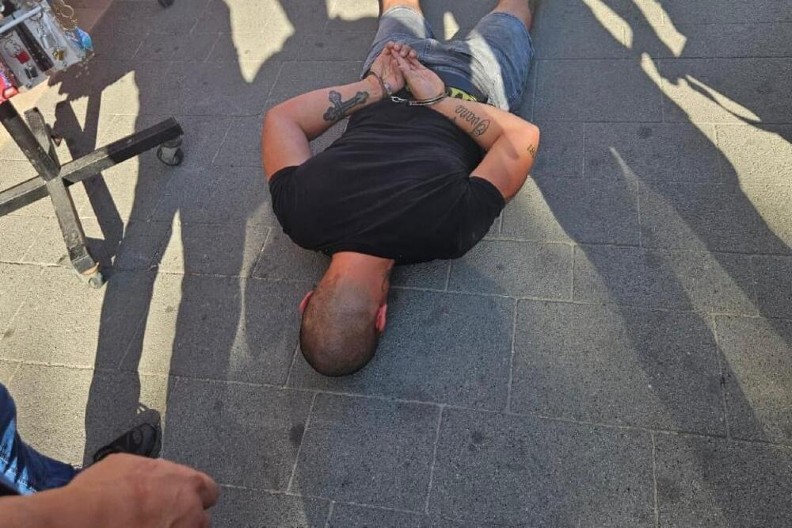 POGLEDAJTE SLIKU HAPŠENJA NIKOLEPETROVIĆA (25) UHAPŠENOG ZBOG UBISTVA IVANA MILAČIĆA Leži na zemlji, sa lisicama na rukama