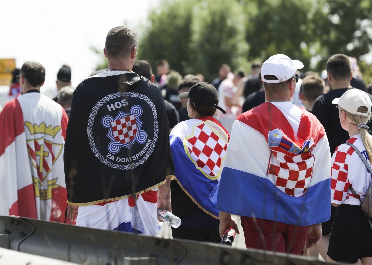 SRAMOTNO LICEMERJE HRVATSKE! Tri prsta vode u zatvor, “Za dom spremni” vodi u Sabor