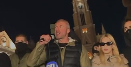 DIVLJAO U NOVOM SADU, PA ZAVRŠIO U LISICAMA Bačulov neće da glasa za spomenik žrtvama , ali zato je dao naredbu da se fekalije izruče na Gradsku kuću! (VIDEO)