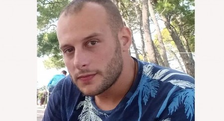 NESTAO OGNJEN TUKIĆ IZ BARA: Na sebi je imao tamnu majicu, farmerice i bele patike