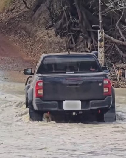 VOZIO JE PO BLATU I MULJU KADA JE NEŠTO POČELO DA SE MIGOLJI ISPOD TOČKOVA Munjevito je reagovao - sreća da nije izašao iz kola
