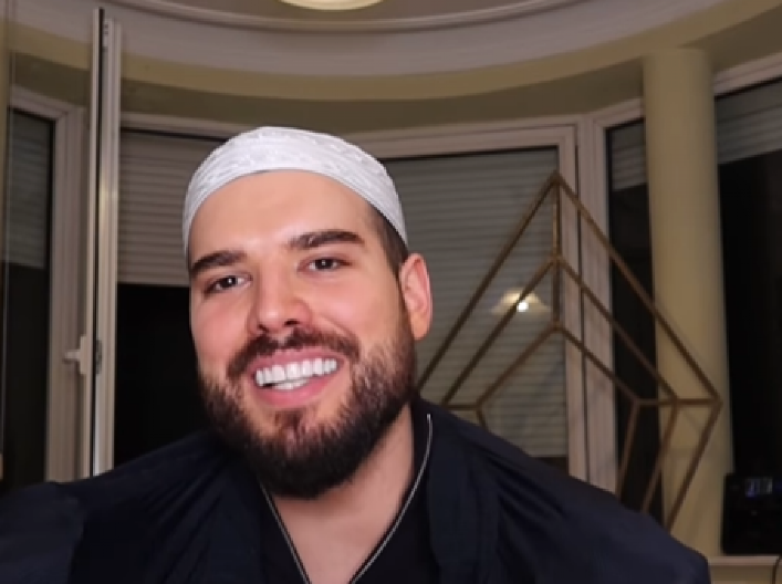 "POZVAO ME JE I REKAO DA ŽELI OBRVE, A ONDA..." Adam Adatkar raskrinkao našeg pevača i otkrio skandalozne detalje