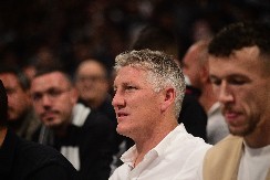 ŠVAJNŠTAJGER IZVREĐAN KAO NIKAD Nemac se pohvalio tortom koju su mu napravili sinovi, ali ovakvu reakciju nije očekivao