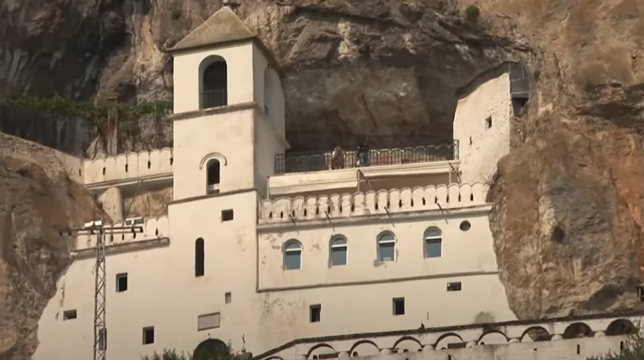 OVO NISTE ZNALI O OSTROGU Krštenje u ovom manastiru donosi NAJMOĆNIJI BOŽJI BLAGOSLOV – ova pravila roditelji IGNORIŠU, a mogu promeniti sudbinu deteta!