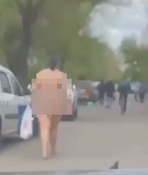 DA LI JE OVO MOGUĆE? Žena šeta ulicom GOLA KAO OD MAJKE ROĐENA (FOTO)