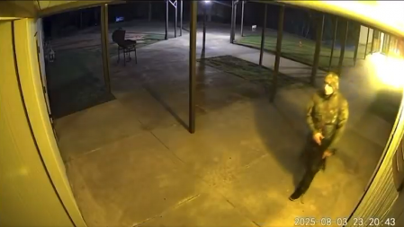 ČETVOROSTRUKI UBICA SNIMLJEN PRE STRAVIČNOG ZLOČINA! Naoružan puškom vrebao po naselju (VIDEO)