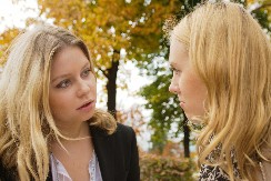 VIC DANA Idu dve plavuše ulicom i jedna kaže drugoj..