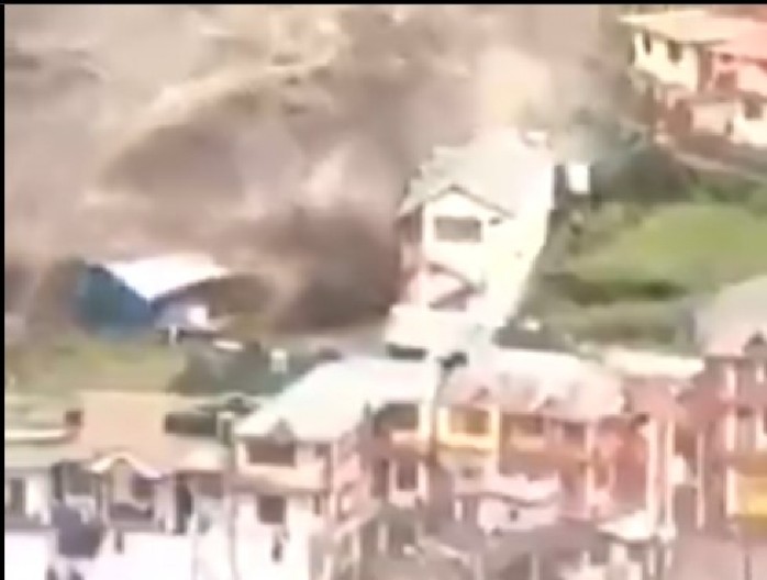 "NISU IMALI ŠANSE!" POPLAVA ODNELA CEO GRAD! Ljudi trčali, voda ih gutala zajedno sa zgradama! (VIDEO)