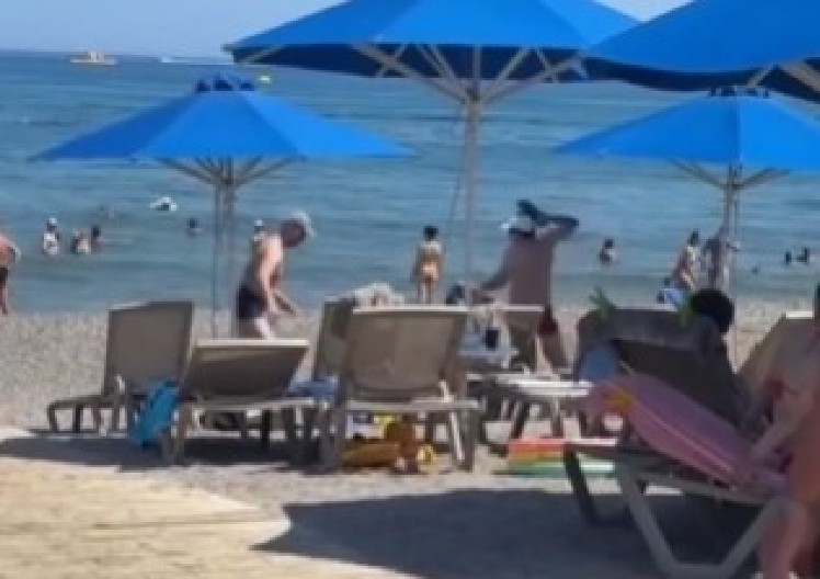 LETOVANJE U GRČKOJ SE PRETVORILO U PAKAO Brutalna tuča na sred plaže, pesnice letele pred decom, SNIMAK ZGROZIO CEO BALKAN! (VIDEO)