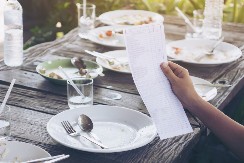 Naručila salatu na jadranskoj obali, stavka na računu je šokirala: Zar ovo naplaćuju, i to debelo!