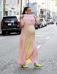 TRUDNA RIJANA PREŠLA IGRICU  Haljina od 2.500 evra izazvala kolaps u saobraćaju, ali - da li je vredna tih para?