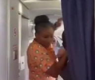 NEVIĐENI SKANDAL U AVIONU Bahata putnica odbila da ispoštuje pravilo, pa krvnički prebila stjuardesu - putnici u šoku, obezbeđenje je jedva zaustavilo! (VIDEO)