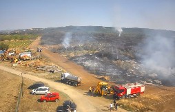 BRŽI OD VATRE  Vatrgasci sa ostalim snagama uspeli su da odbrane desetak kuća