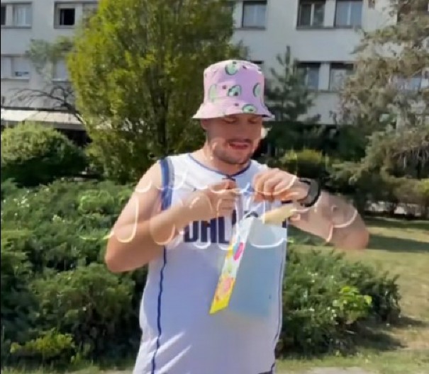 TIKTOKER BRUTALNO "POČISTIO" MIŠU BAČULOVA:  Pokloni sa jasnim porukama za blokadere (VIDEO)